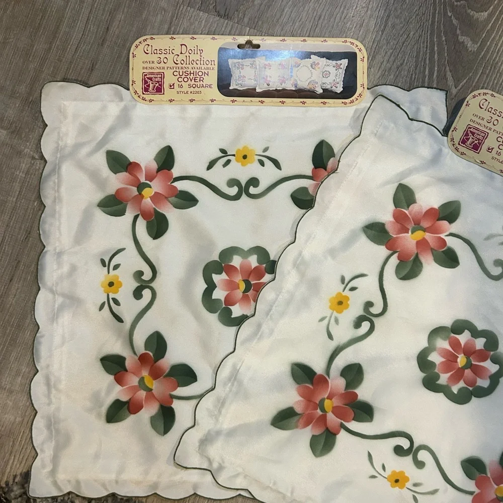 Classic Doily over 30 collection cushion cover w/ floral pattern vint set of 2